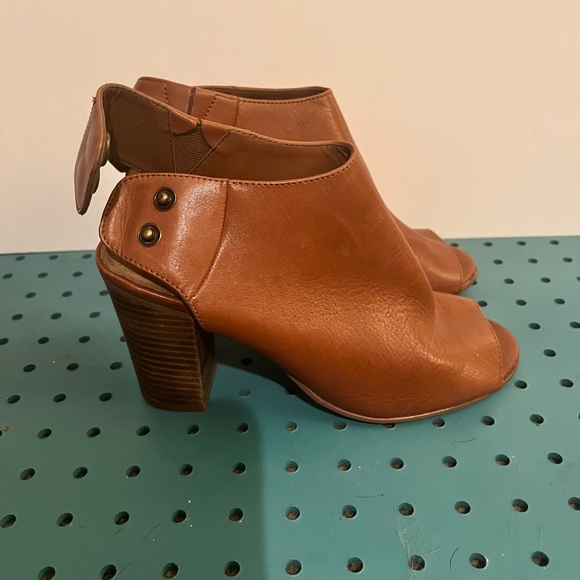 Women’s Heels - Picture 4 of 5